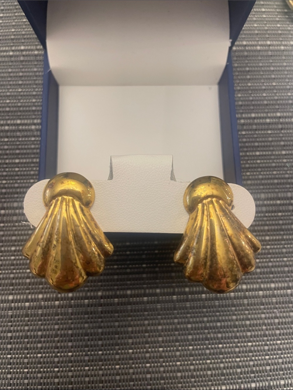Vintage 1980’s Avon Gold Tone Shell-Style Clip Earrings - Women Jewelry